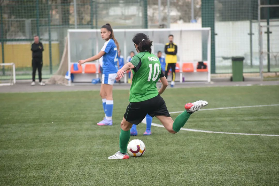 Derrota de nuestras espartanas por 0-4 frente al alhama. Por increíble que parezca es un resultado engañoso. Las nuestras tuvieron 4 o 5 ocasiones de gol claras con 0-0 o 0-1 que pudo cambiar todo. Sin quitar mérito al Alhama y su gran efectividad. Siguen 4 posicionadas. Vamos!💚