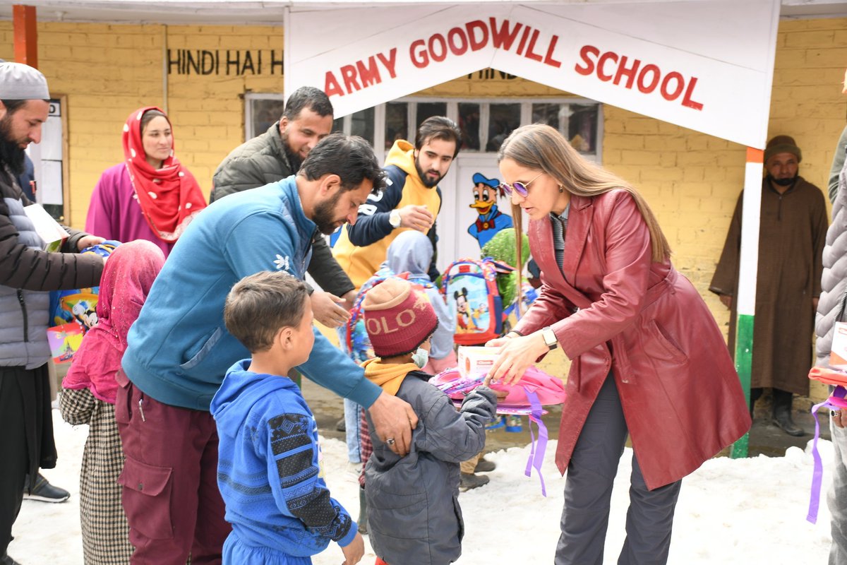 narendr83156816's tweet photo. Distribution of stationary items for Students - Social Responsibility towards child education at Army Goodwill School, Baduab #KashmirBlossoming @gijojoseph1982 @guptapranil @LoneSulaiman786 @danishnaseer414 @ChTasaduq1 @ChinarcorpsIA https://t.co/6fDDMb5KSz