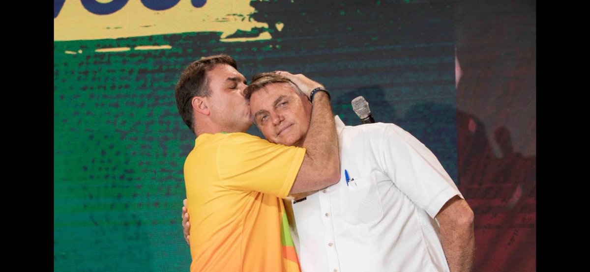 FlavioBolsonaro's tweet photo. As consequências da tentativa de homicídio por um ex-militante do psol continuam trazendo transtornos à saúde do meu pai @jairbolsonaro . Mas o mal nunca venceu nem vai vencer o bem! #OrandoPeloPresidente https://t.co/CD556U9JbT