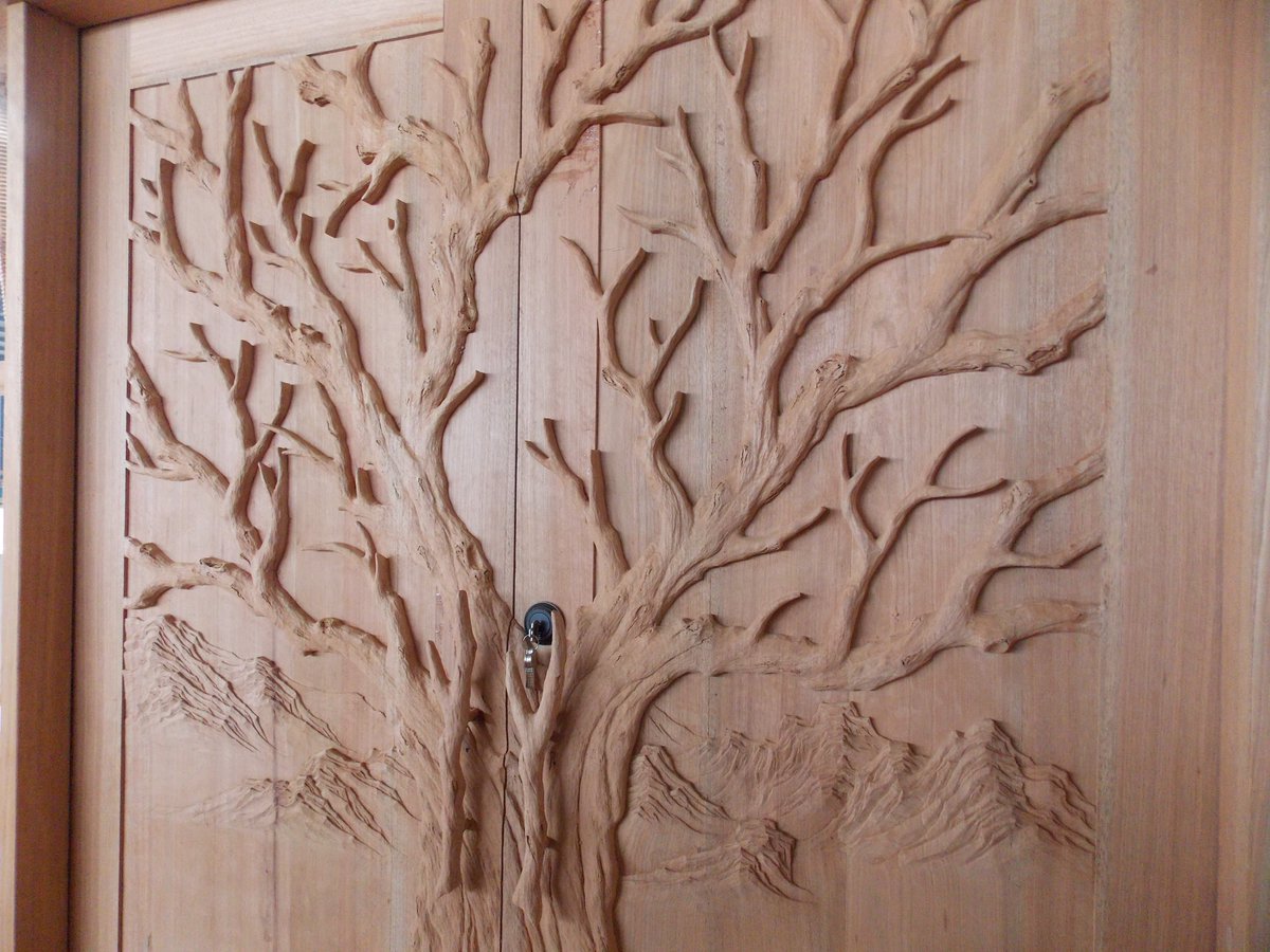 Roy_Lou_XM's tweet photo. Tree Branch #Carveddoor with Glass transom and sidelights #Prehung with fine #woodworking
Front side with tree branch #carvedpanel
Back side with #classic 3-panel design.
Custom carved #branchhandles on both sides
Door dimension: 107-1/2" x 93"
#木の彫刻 https://t.co/WhUr2flA04
