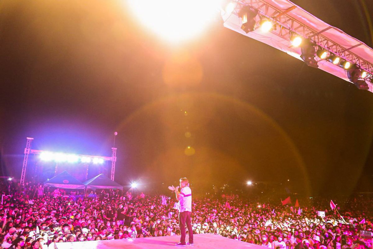 kikopangilinan's tweet image. NORTHERN SAMAR PEOPLE’S GRAND RALLY

May mga sumakay pa ng bangka para makasama namin ni @lenirobredo. Hindi sila nagpapigil sa dagat, maiparamdam lang ang kanilang paninindigan. 

#SamarIsPink 
#7KikoPangilinanVicePresident
#LeniKikoAllTheWay

📷 Team Kiko/ Dante Diosina, Jr