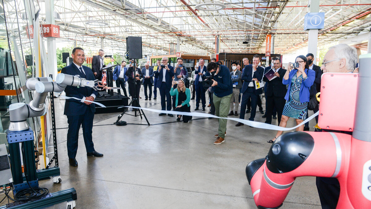 Defence_SA's tweet photo. A collaboration between @Flinders and global tech leader @Cisco will see South Australia’s @TonsleySA expand to feature a hub designed to help SMEs solve real-world business challenges.
Find out more. 👉 https://t.co/2eq5pzi6Co
#Innovation #Tonsley #Defence https://t.co/FS2TjiA9TW
