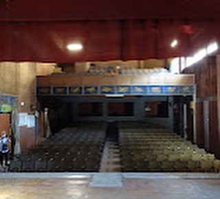 FELIÇ DIA DEL TEATRE, encara que hi hagi alcaldesses que els comprin (ROBIN!) per tal que continuïn tancats.