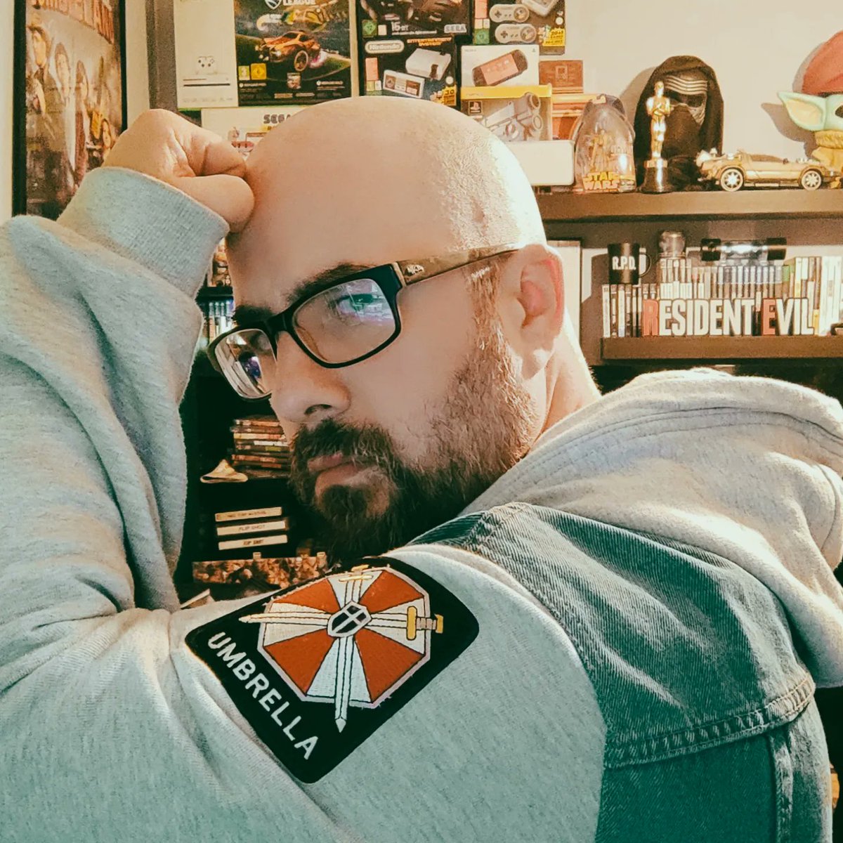 zombie_NEO's tweet photo. Una chaqueta #customizada con algo que te apasiona tanto como #ResidentEvil hace que dicha chaqueta mole mucho más aunque no signifique nada para los demás. A mí me flipa.
👉https://t.co/bHpzsPTx2r
#parches #customjacket #biohazard #umbrella #umbrellacorp #umbrellacorporation https://t.co/Hzk8axQZMv