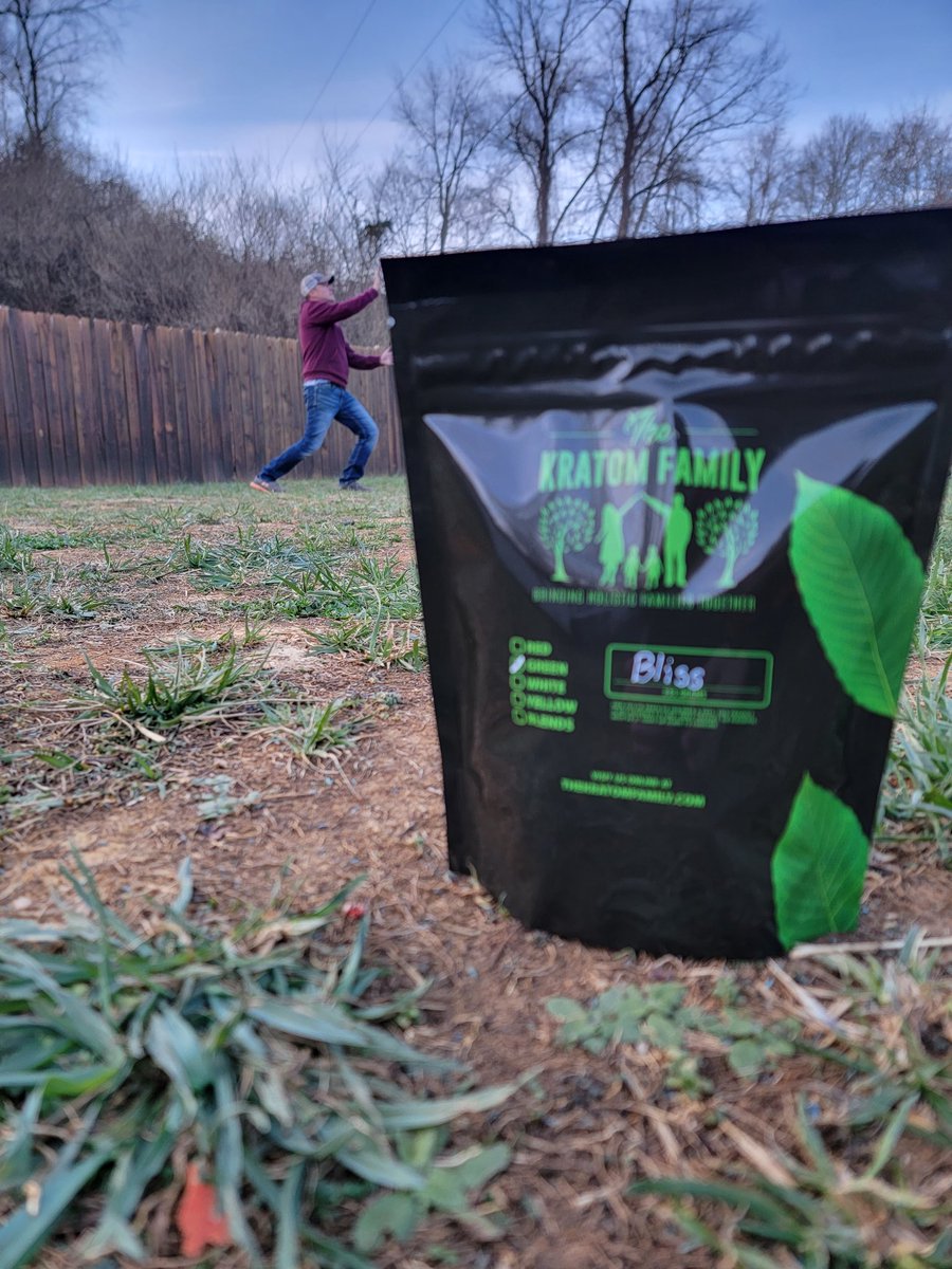 Botanicalfam's tweet photo. Holy cow, I just found a HUGE bag of #Kratom in my yard! https://t.co/hkd56Oxcy4 #iamkratom #savekratom #kratomsaveslives #botanicals #botanical #botanicalleaf #holistic https://t.co/hs3NSVf5s6