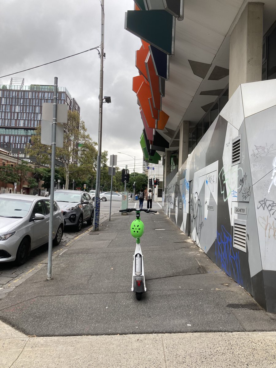 XiaoMa___'s tweet photo. where should e scooter be parked? https://t.co/8BcbHtgume