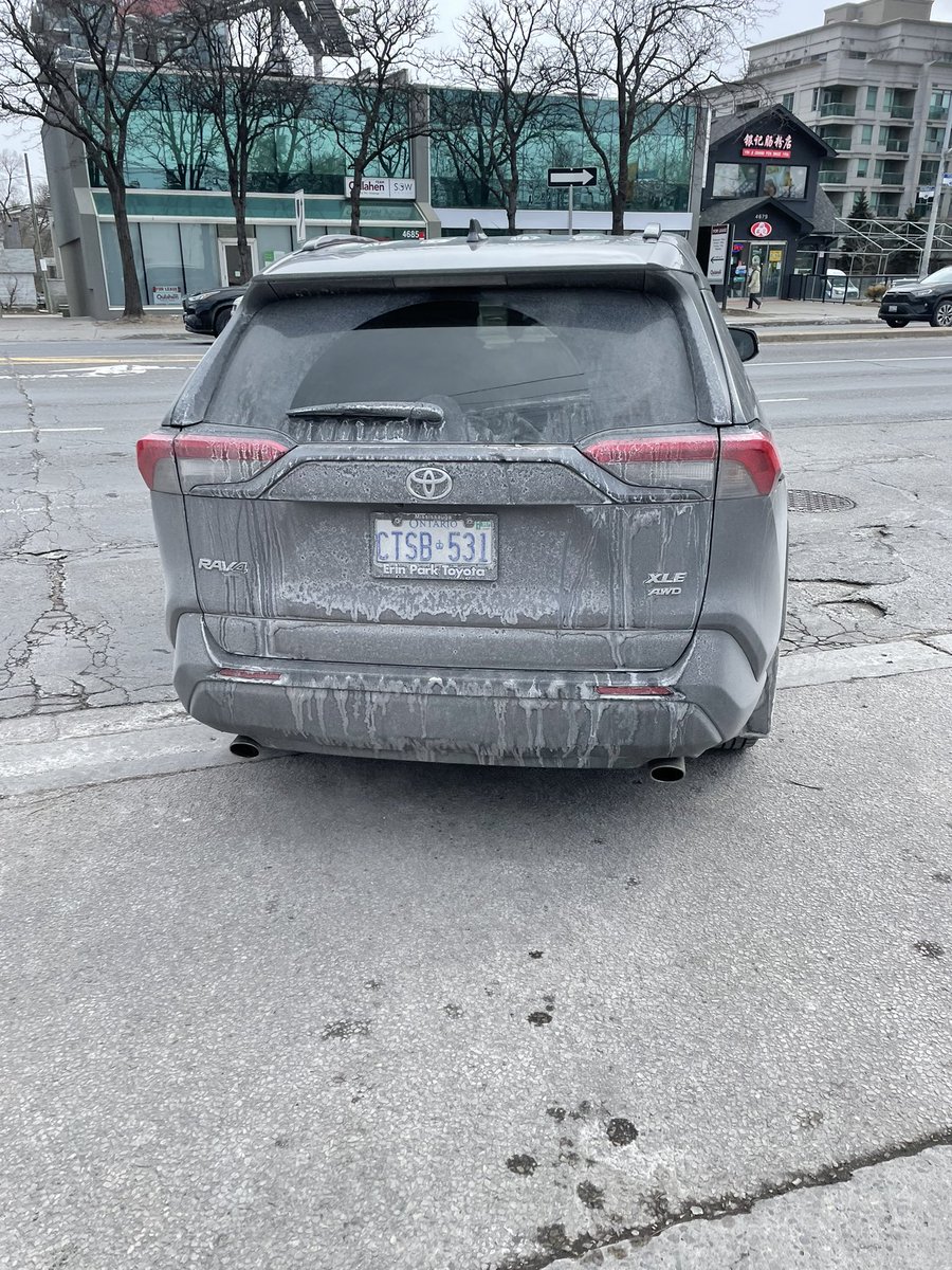 StoptionalTO's tweet image. Not sure why the drivers leaving this gas station feel not only the need to block the sidewalk but also get instantly confrontational &amp;amp; aggressive when you ask them to move - late for his job packing peanuts 🤷🏻‍♂️ @JohnFilionTO (not that he answers) @JohnTory #stoptionalTO #walkTO