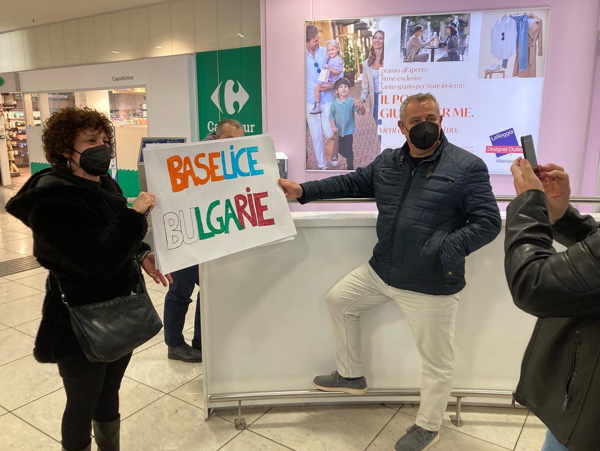 ErasmusFourcade's tweet photo. Attente des partenaires du programme #erasmusplus à l aéroport de Naples par les élèves du lycée Fourcade de #VilledeGardanne https://t.co/DDwyee8pQR