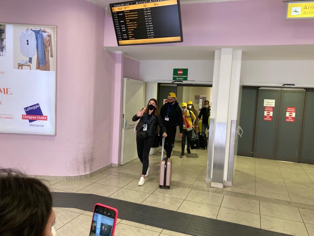 ErasmusFourcade's tweet photo. Attente des partenaires du programme #erasmusplus à l aéroport de Naples par les élèves du lycée Fourcade de #VilledeGardanne https://t.co/DDwyee8pQR