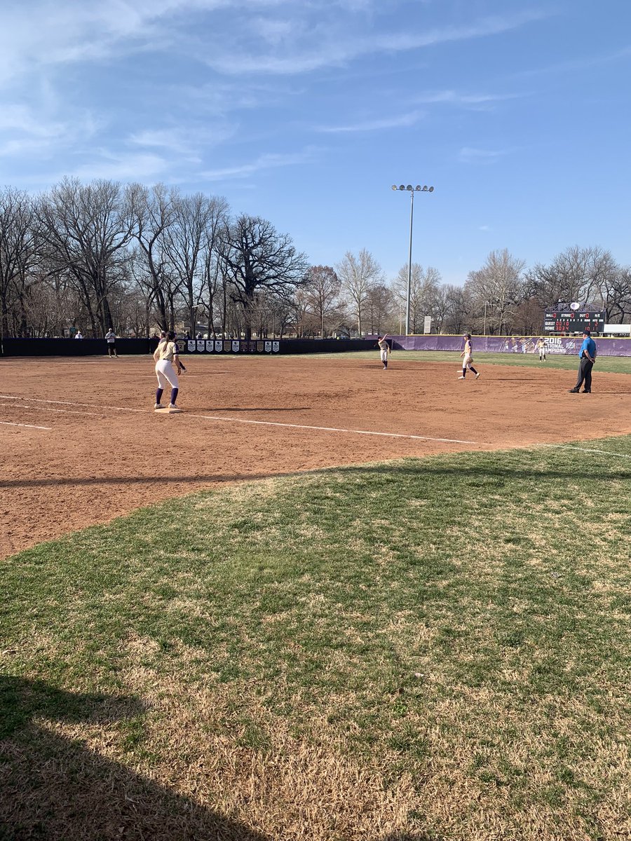 stringer_mason's tweet image. Just watching @BUCOSoftball vs Labette. Go Grizzlies! #RoarGrizz