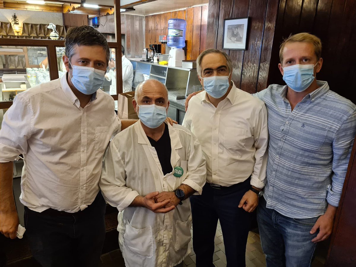 chahuan's tweet image. Llegamos a la Antigua Fuente (Ex Fuente Alemana) a apoyar a @carlo_siri, quien ha sufrido la violencia en el sector de plaza Baquedano. Llamamos al gobierno de @gabrielboric a ponerse del lado de las víctimas y no promover libertad de violentistas ¡Todo el apoyo Carlos!