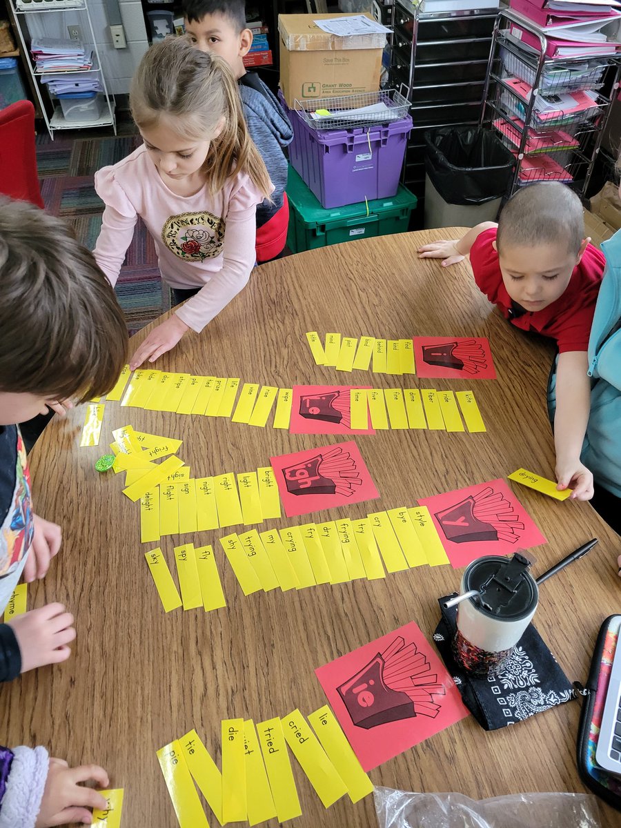 MissGoodwin2G's tweet photo. These amazing 1st graders continue their group work with vowel teams!! #washpride Teamwork makes the dream work!! https://t.co/Tgk5JdsJRr