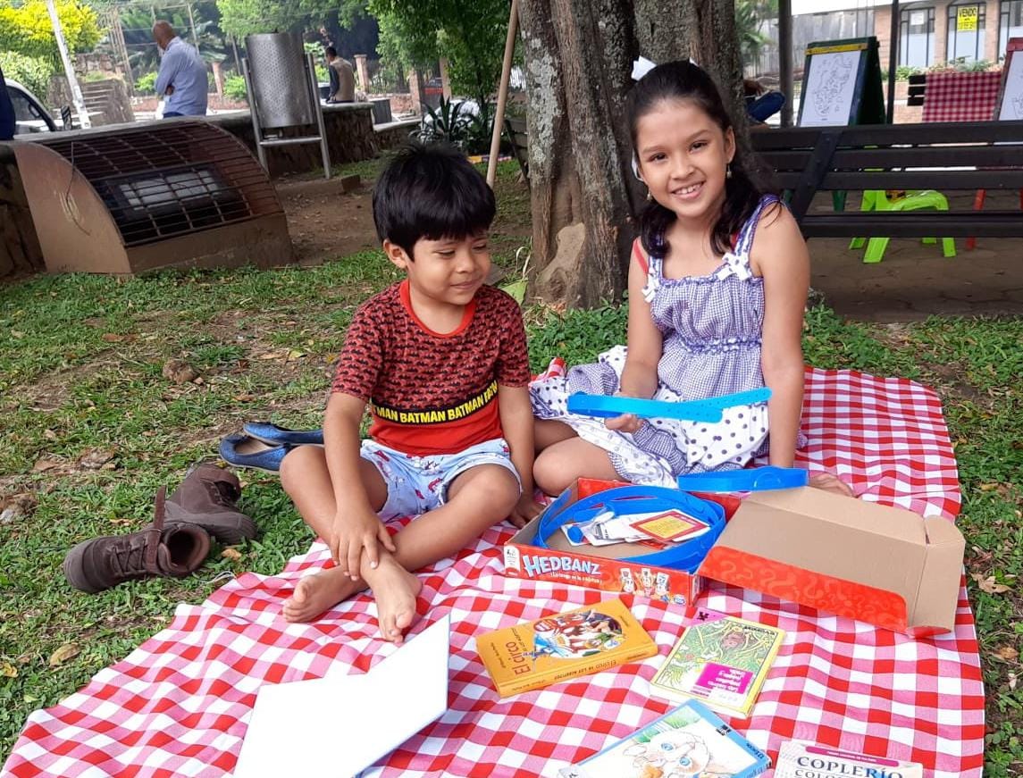 RoyAlejandroB's tweet image. Los #Caleños caminaron y disfrutaron de la programación cultural en #CaminaSanAntonio.
Taller de macetas con dulce de alfeñique dictado por las artesanas de azúcar del barrio, picnic literario y clases de técnica vocal #Gracias a @CaliCultura @Rmayorga @AlcaldiaDeCali
#Cali
