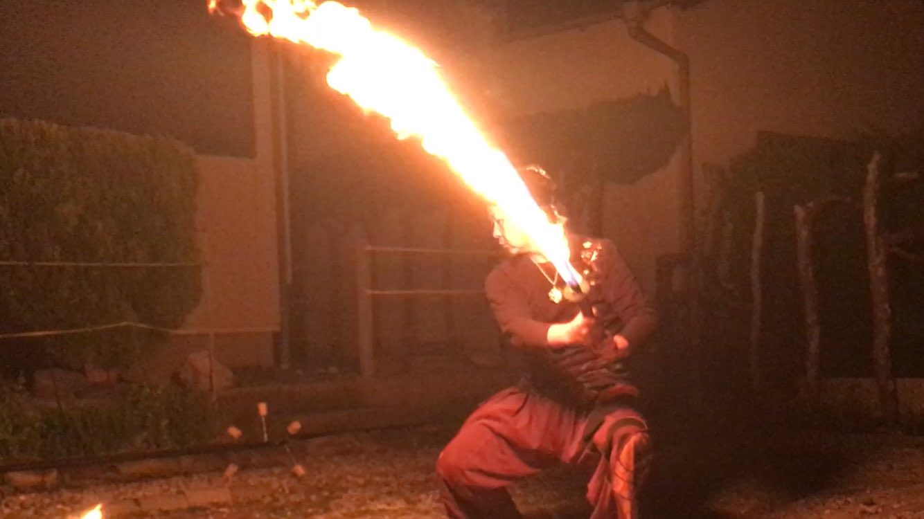 パフォーマー 火炎 繁多 はんたぁ 奉納演舞で使用する炎刀 名前は御縁を繋ぐ 縁龍刀 えんりゅうとう 4月の奉納の儀に向けての練習です 火炎演舞で使用する炎刀とは別物でかなり長いので小柄な自分が扱うのは結構大変です 因みにこちらは太刀です