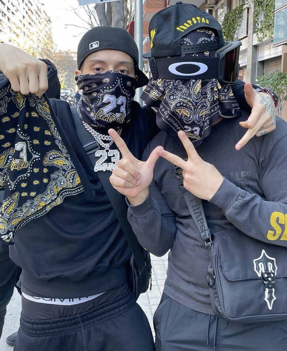 centralceelife's tweet photo. C’est trop Centralcee il a des 23 partout j’suis sûr y’en a sur son caleçon et sous ses chaussettes 😭 https://t.co/iuVKpramcf