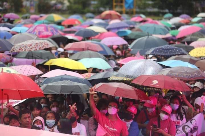 maelena_co73's tweet image. Last night's #rayhak grand rally at UEP was a success...no amount of rain or brown out will stop them in showing their love &amp;amp; support for VP Leni &amp;amp; Sen Kiko as well as the #TropangAngat senatoriables...
#NorthernSamarIsPink 
#AngatBuhayLahat