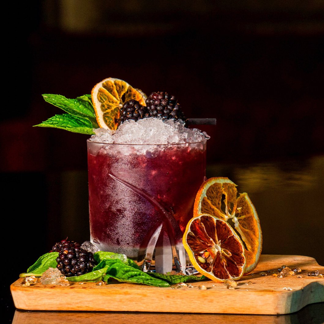 _themixologist's tweet photo. The key to a classic ‘Bramble’ is 50ml dry gin, 30ml of freshly squeezed lemon juice, 15ml simple syrup &amp; 15ml crème de mûre (blackberry liqueur) on crushed ice with blackberry, dehydrated orange &amp; mint leaf to garnish 🍇🍊

#cocktail #cocktails #mixology #drink #mixologist https://t.co/xkmXE3vJM7