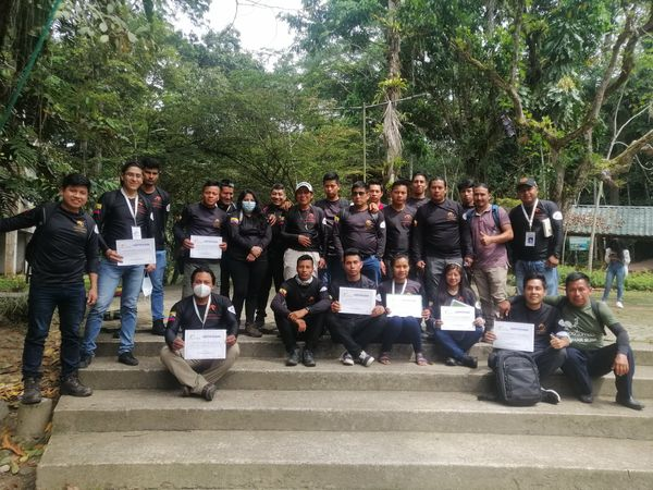 pushakrunanapo's tweet photo. 📆El 11/08/2021 los #YuyaiwaPushakRunaKuna realizaron la evaluacion de conocimientos para obtener de la licencia como #Guías, recibieron los certificados por el cumplimiento en las capacitaciones y obtuvieron un gafete de identificación para apoyar en recorridos al #ParquelaIsla. https://t.co/hULIt3Odaj