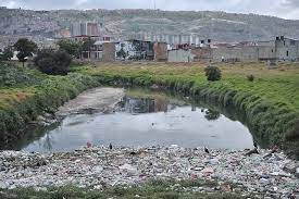 AtiQuigua's tweet photo. Es el #RioBogota quien sufre la incapacidad de manejar nuestros residuos y la gestión corporativa voraz que privilegia los negocios por encima de la vida. Es momento de tomar decisiones vitales. Son insuf. las acciones institucionales, se requiere de una apropiación ciudadana. 🤲 https://t.co/rmSKJcDSu1