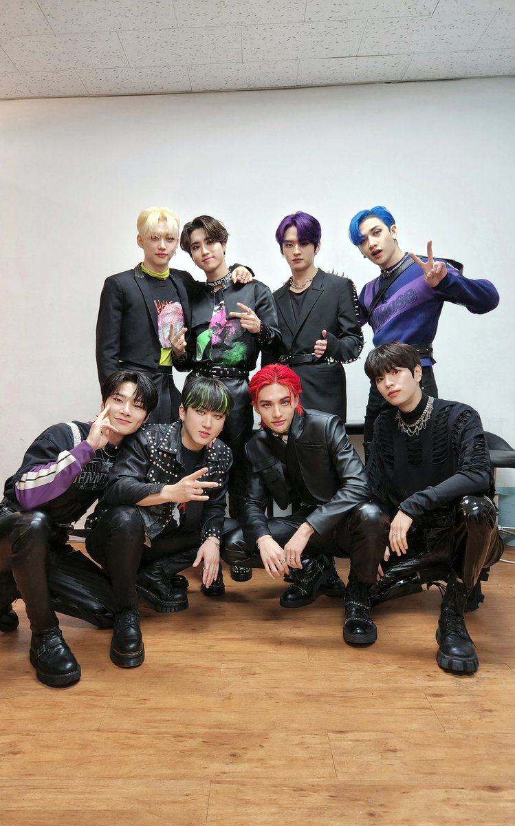 skzlatamproject's tweet photo. "ODDINARY" de Stray Kids debuta en la posición #1 de Billboard 200.

Esto marca la primera entrada del grupo en el chart y su primer álbum #1.

STRAY KIDS TOPS BB200
#StrayKids1stOnBB200
#ODDINARY_BB200No1
#스키즈_��보드200_첫1위_축하해
#MANIAC_SKZ #StrayKids @Stray_Kids https://t.co/uIFeF22iG8