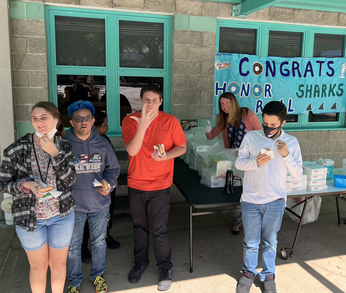 SharksAHS's tweet photo. Congratulations to the 500+ Sharks that earned HONOR ROLL this quarter! Treated these #smartsharks to Krispy Kreme Dπ©NUTS at lunch! #finsWAYup #hardworkpayingoff https://t.co/cVd4E7LZpO