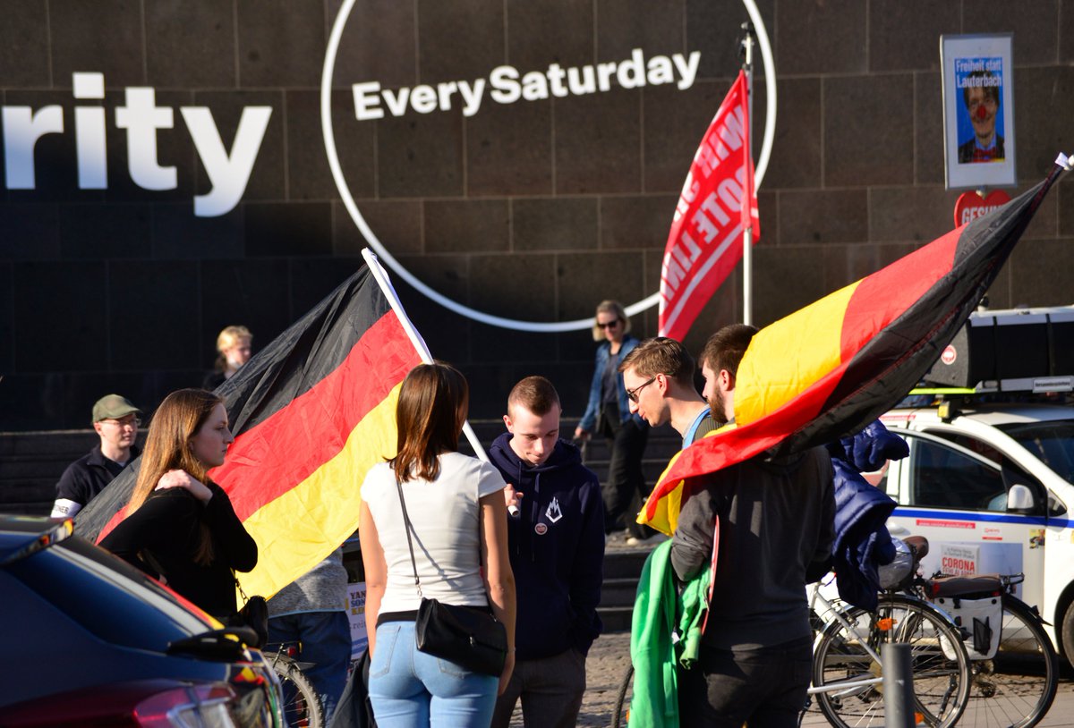 #dus2603: Es fanden zwei Pandemieleugner*innen Demos statt, in beiden Fällen mit extrem-rechter Beteiligung. Zunächst inszenierten sich die 'Corona Rebellen Düsseldorf' als 'Freie Bürger' am Grabbeplatz. Reichsbürger Sascha V., glänzte u.a. durch Hitler-Vergleiche und GEZ-Mimimi.