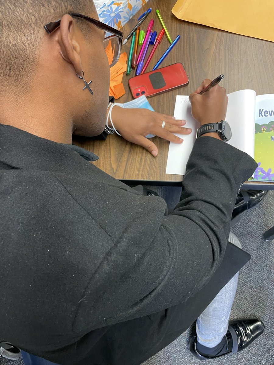 Thank you Almeria Middle School for inviting our Peer Support Associate, Kevon Lee, to speak to youth! Kevon is always excited to inspire youth and share his very own book! 📕