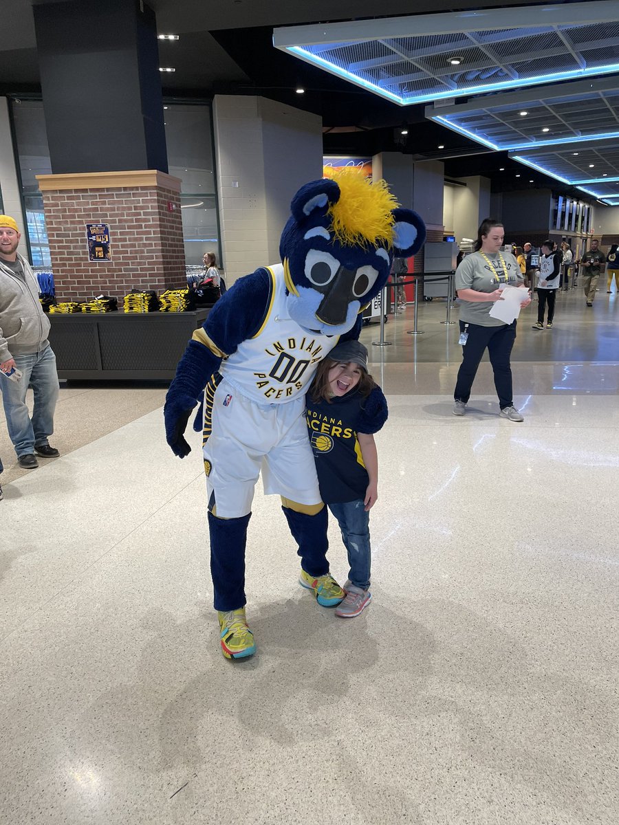 kthomasjr4's tweet photo. Our first #pacersgamenight in 2 years! Go #pacers @Pacers https://t.co/R4LfOWqZuf