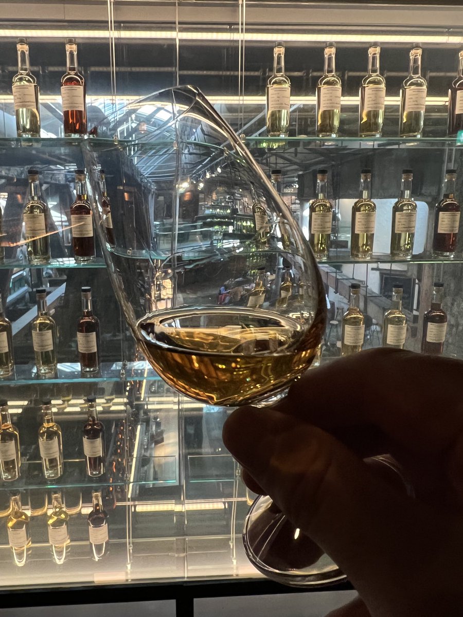 So…tasted the 33-year-old Method and Madness Mizunara Oak finish today with my friends from ⁦<a href="/IrishDistillers/">Irish Distillers</a>⁩. Damn, is it good!