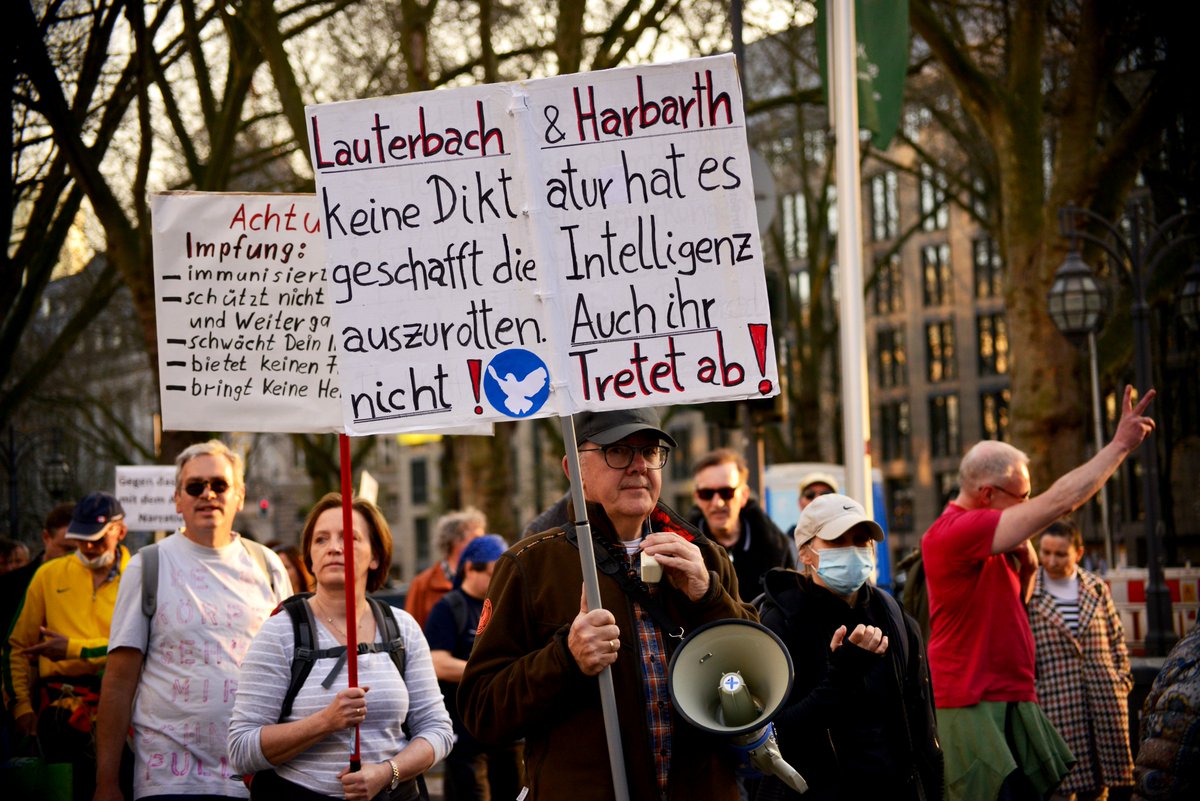 Aber auch die nicht mal mehr so personenstarke 'APO Düsseldorf' gab ein unangnehmes Bild ab. Das bereits bekannte Schild mit 'Spritzen-HK' wurde genau so erneut gezeigt, wie eine vermeintlich 'echte Antifa'. Bedrängung von Außenstehenden inklsuive. #dus2603
