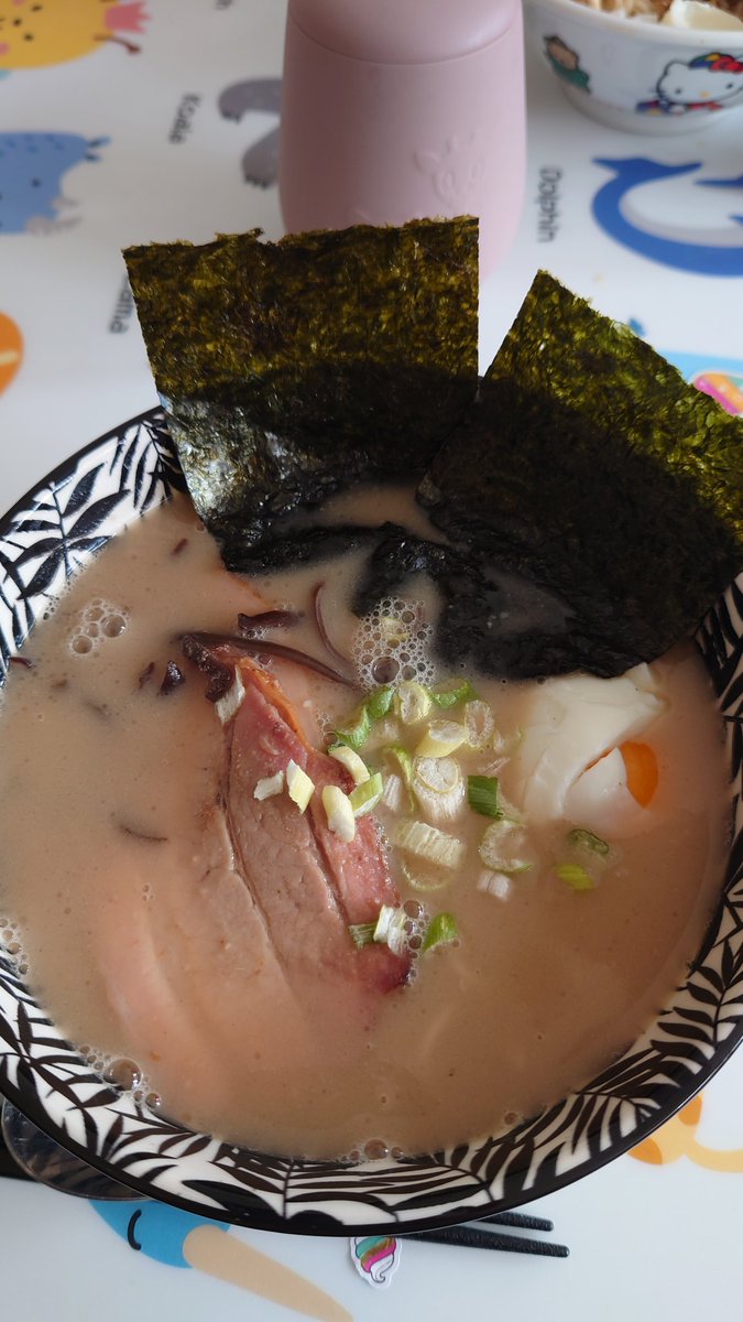 hfamdaddyfinger's tweet photo. @NIKKOUshopery さんで購入したDIYラーメンを妻が作ってくれました。これほど美味しいラーメンにオランダで出会えるとは。
逆に福岡に帰る楽しみの一つが薄れてしまうほど。
隣に住みたい。。。 https://t.co/LPwTDsNBea