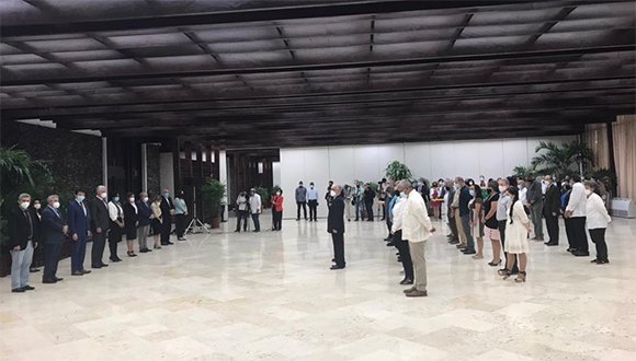InesMChapman's tweet photo. Los creadores de las vacunas cubanas antiCOVID-19 Soberana 01,Soberana 02,Abdala y Mambisa recibieron hoy Medalla para Inventores conferida por la #OMPl . En ceremonia presidida por @DiazCanelB y el director general de dicho organismo de Naciones Unidas, Daren Tang #CubaVive https://t.co/B2IOXX3cb3