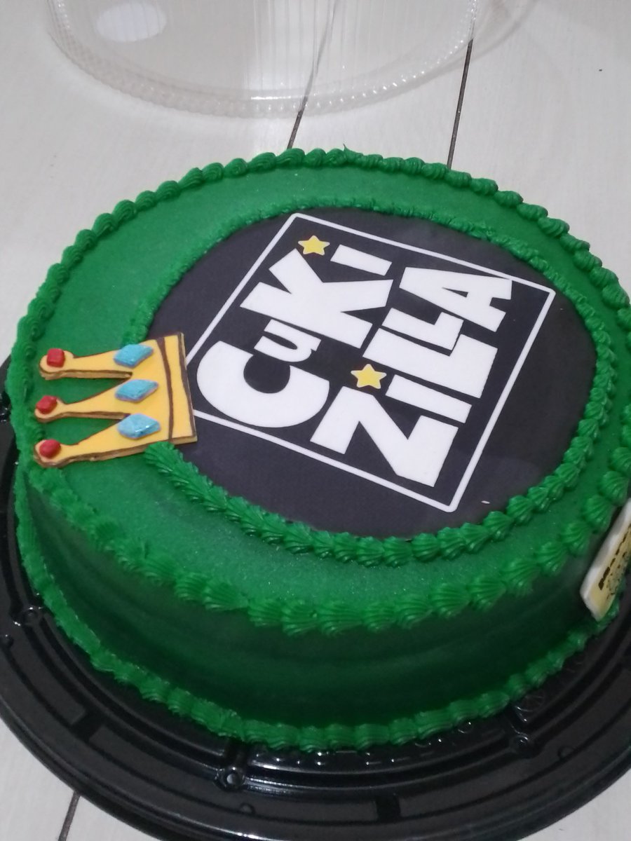 36Slicho's tweet image. Mira @cukizilla el pastel de mis 15