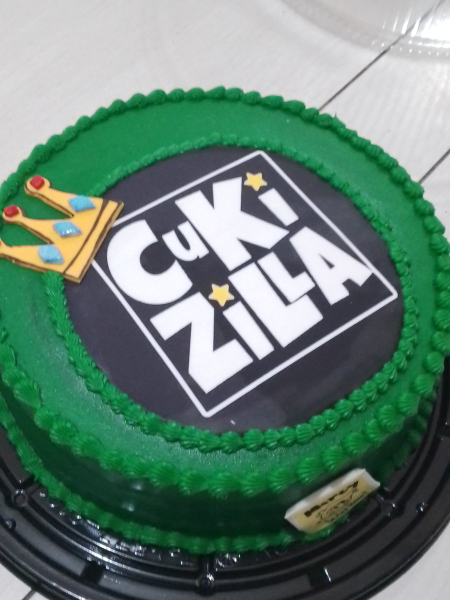 36Slicho's tweet image. Mira @cukizilla el pastel de mis 15