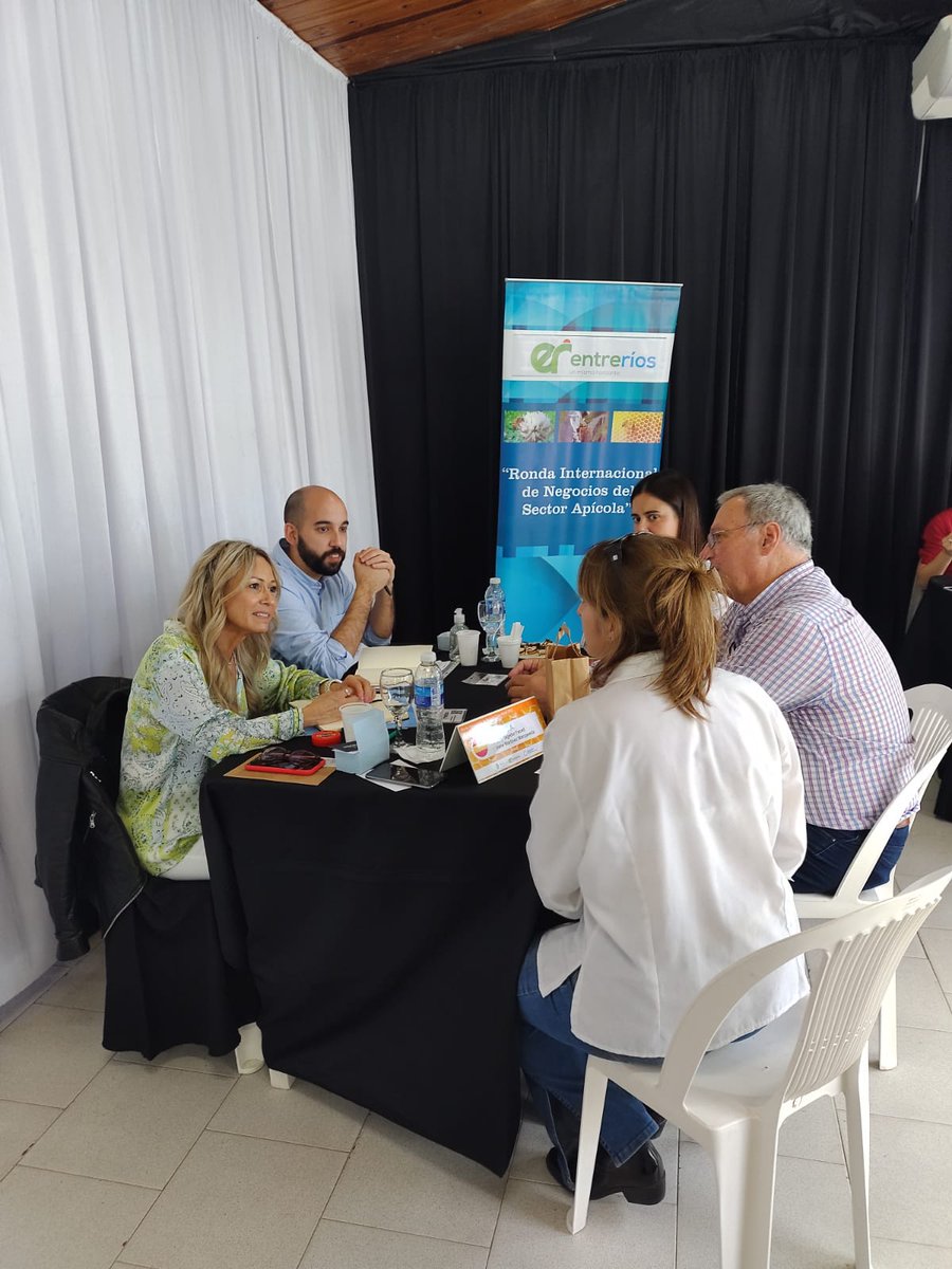 AgrarioPBA's tweet photo. Acompañamos la participación del Clúster Apícola de la Cuenca del Salado en la ronda de negocios internacional para el sector en #ExpoMaciá 2022.
Les brindamos distintas herramientas que hicieron posible su acercamiento con importadores de Paraguay, Alemania, Francia y España. https://t.co/A0QVe9CCNN