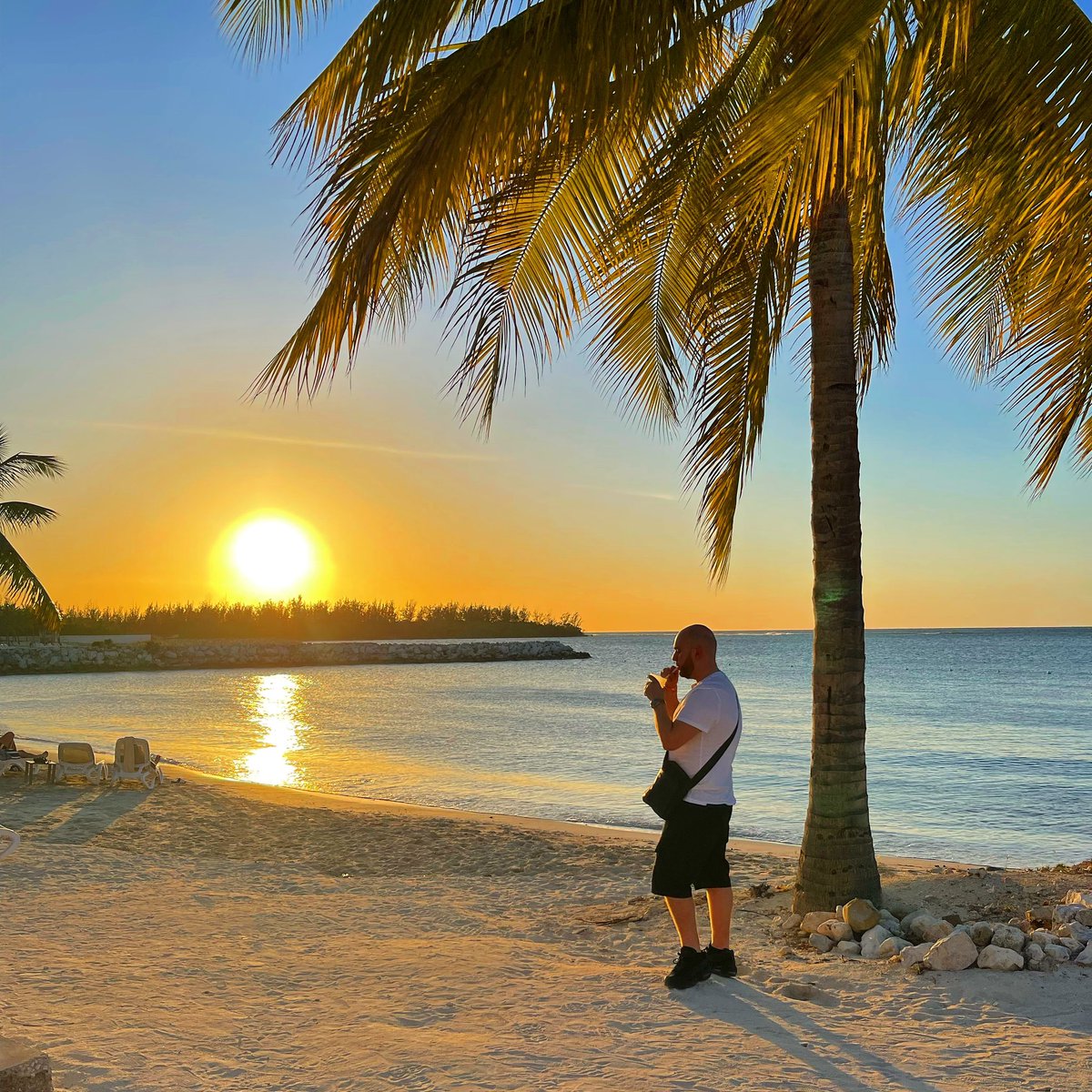 DRymez's tweet photo. Just Landed In Montego Bay, JAMAICA. 🇯🇲☀️🌴❤️ 

#MontegoBay #Jamaica #RiuReggae #RiuHotels #LetsGetIt https://t.co/uQNNddMAeb