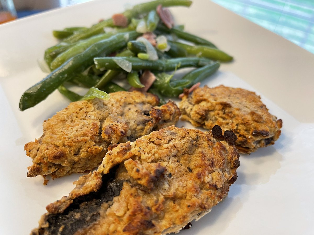 MALONGXSX's tweet photo. Vegan Fried “Chicken” with Fresh Turkey Bacon Onion Green Beans. This was for Meatless Monday, but I wasn’t thinking when I added Turkey Bacon to the green beans. The “Chicken” is replaced with Portabella Mushrooms. Instead of all purpose flour, I used Carbquick. #the_agile_chief https://t.co/bYW3MyMsln