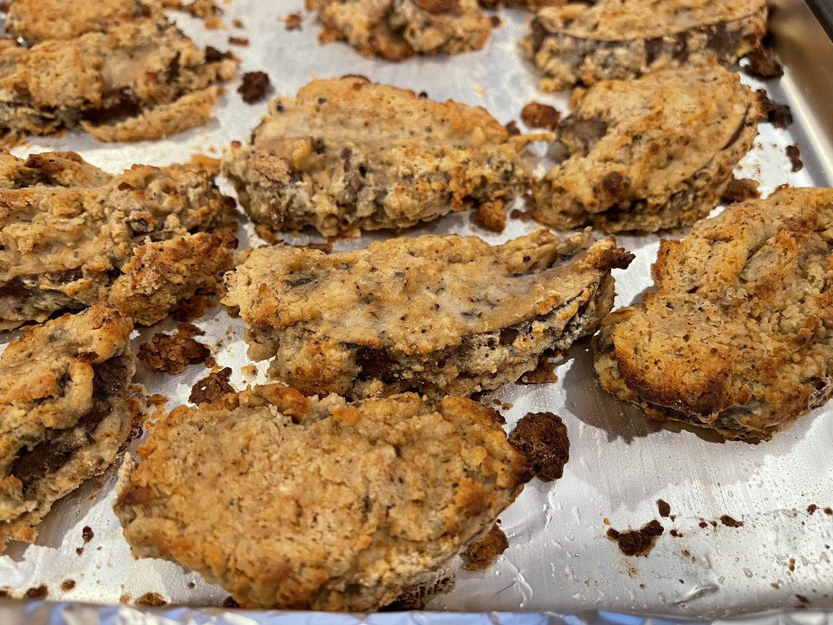 MALONGXSX's tweet photo. Vegan Fried “Chicken” with Fresh Turkey Bacon Onion Green Beans. This was for Meatless Monday, but I wasn’t thinking when I added Turkey Bacon to the green beans. The “Chicken” is replaced with Portabella Mushrooms. Instead of all purpose flour, I used Carbquick. #the_agile_chief https://t.co/bYW3MyMsln