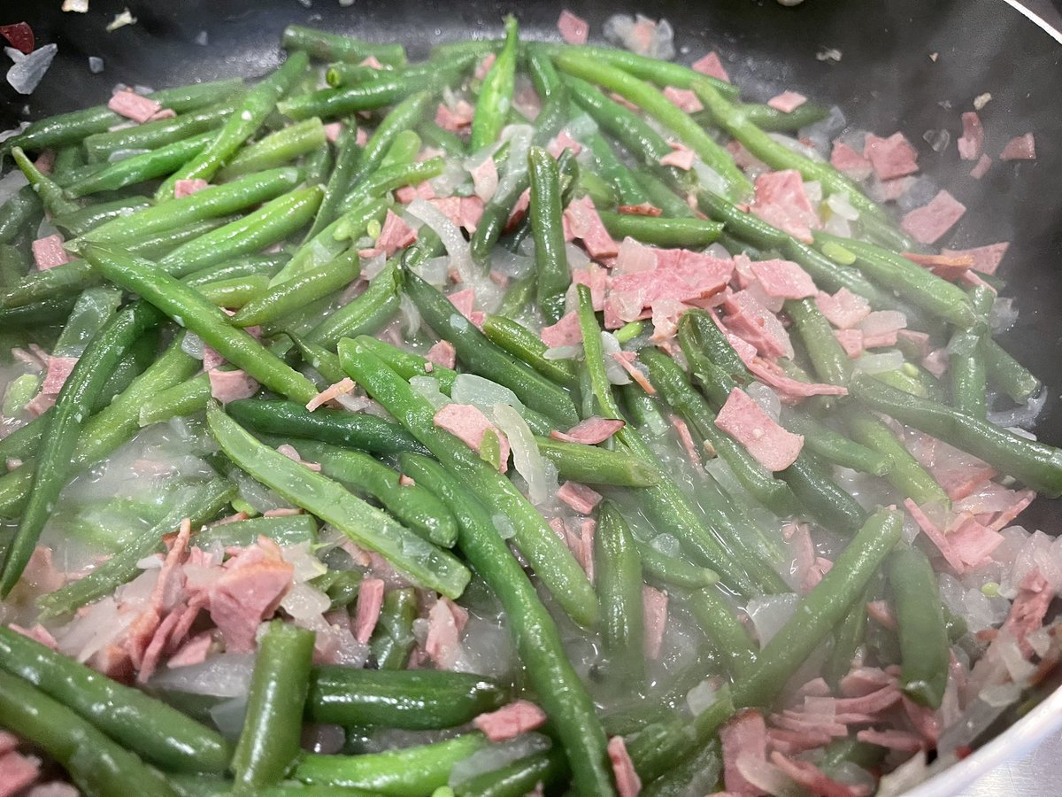 MALONGXSX's tweet photo. Vegan Fried “Chicken” with Fresh Turkey Bacon Onion Green Beans. This was for Meatless Monday, but I wasn’t thinking when I added Turkey Bacon to the green beans. The “Chicken” is replaced with Portabella Mushrooms. Instead of all purpose flour, I used Carbquick. #the_agile_chief https://t.co/bYW3MyMsln
