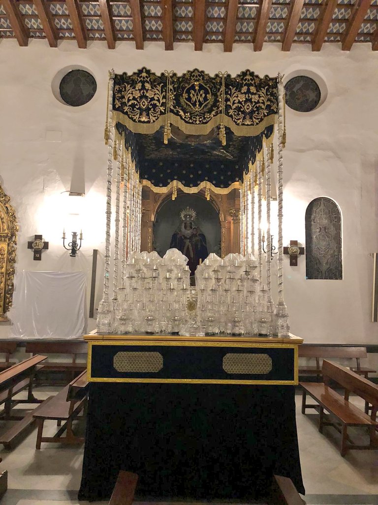 BorriquitaCoria's tweet photo. Señal inequívoca del tiempo que se nos avecina, ya está el Palio de María Santísima de la Victoria en el interior del Templo Parroquial de Santa María de la Estrella. 
#SaludyVictoria
#Cuaresma2022 
#CoriadelRio https://t.co/2DzoAgBjsQ