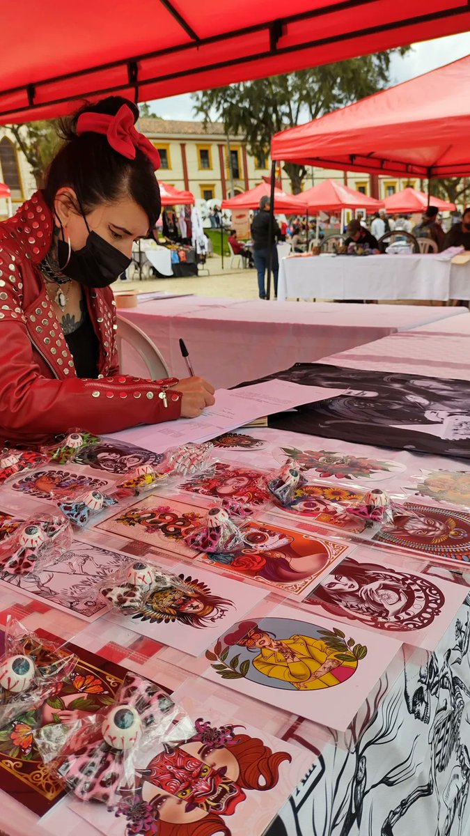 DianaDimarc's tweet photo. Participando en la muestra cultural de la plaza fundacional de suba
#cultura #Bogotá #suba #arte #artista #feriagrafica #dimarcayala https://t.co/ELwZxGTbO7