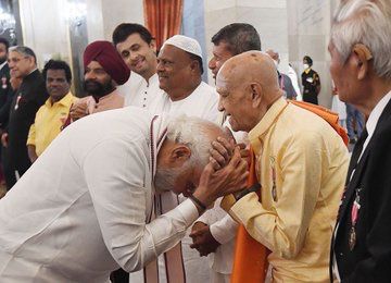 Some heartwarming and candid moments from #PadmaAwards2022 as Hon'ble PM @narendramodi ji interacted with the Padma Awardees. 

#PeoplesPadma