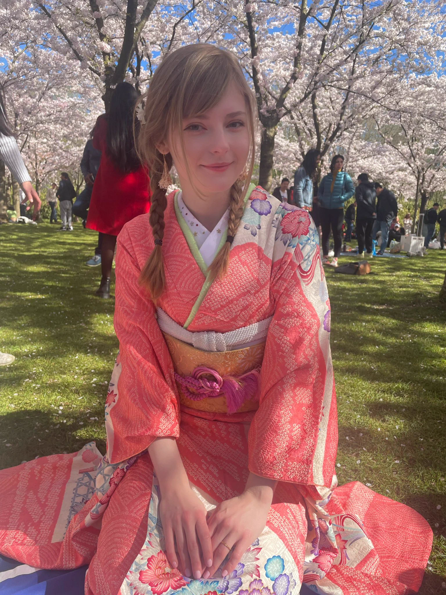 「オランダで振袖を着てお花見しました。最高でした」とコメントされている女性が最高に美しい。
