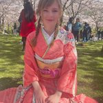 「オランダで振袖を着てお花見しました。最高でした」とコメントされている女性が最高に美しい。