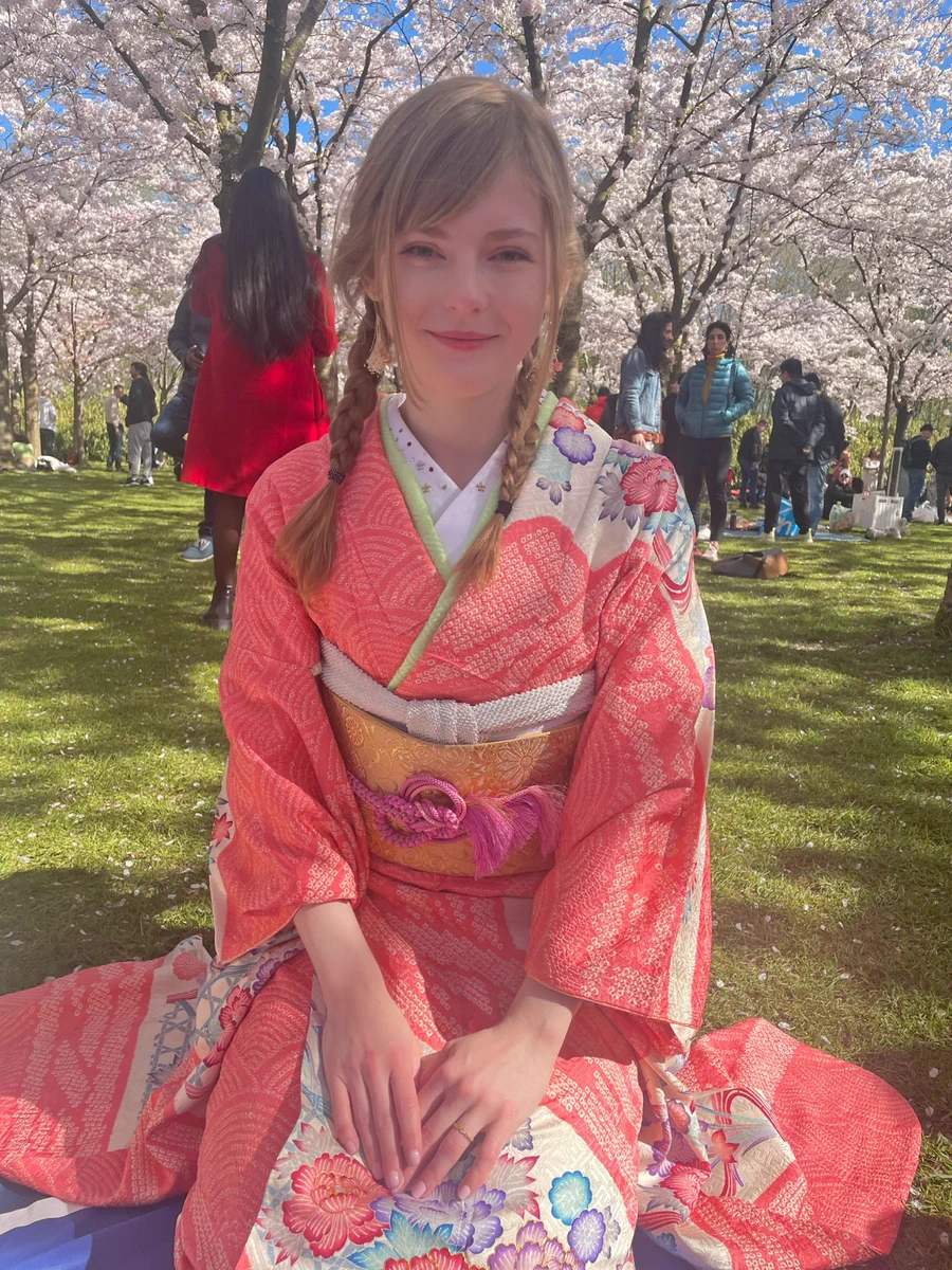 「オランダで振袖を着てお花見しました。最高でした」とコメントされている女性が最高に美しい。