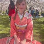 「オランダで振袖を着てお花見しました。最高でした」とコメントされている女性が最高に美しい。
