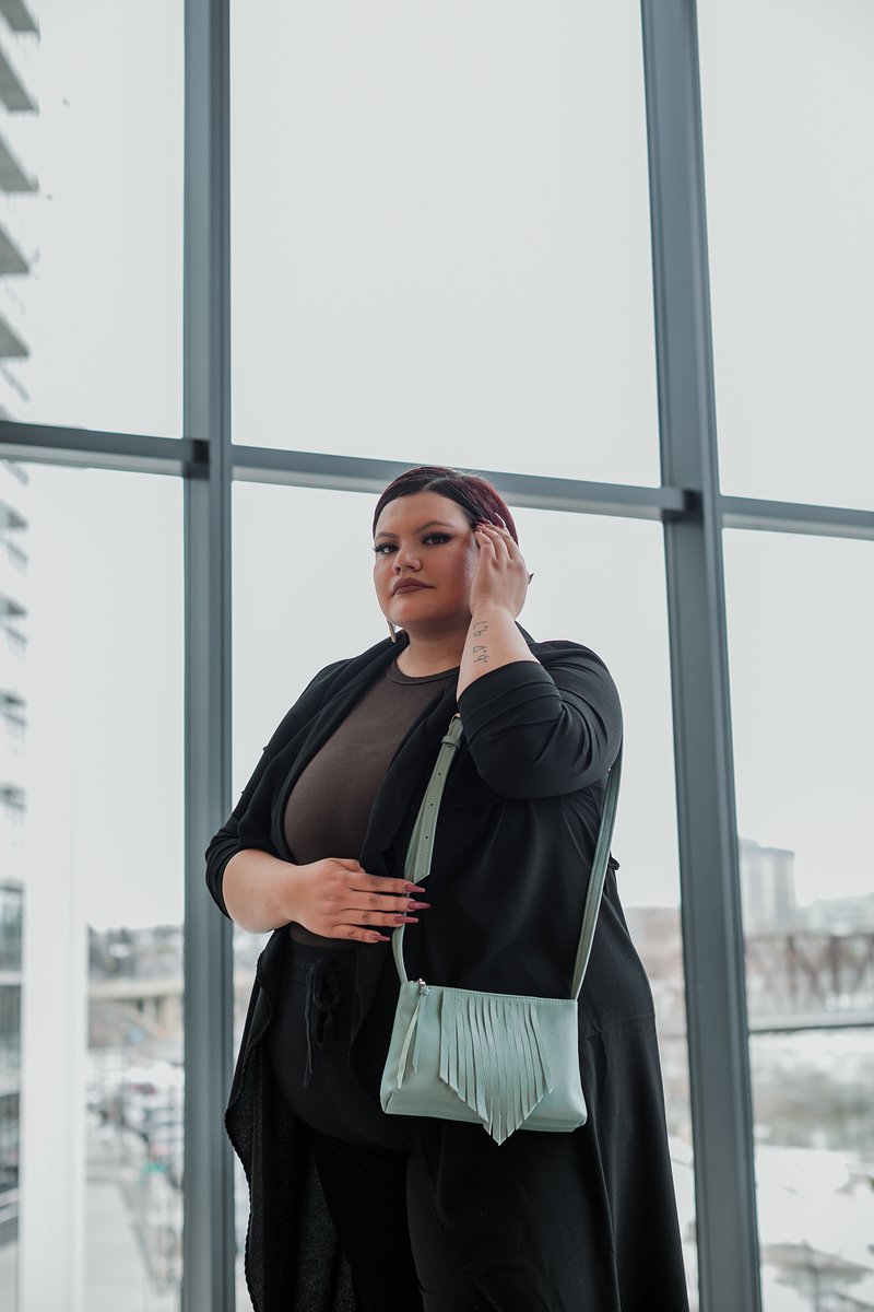 Devon Crossbody by Devon Fiddler, for a minimal elegant fringe look.

Limited quantities &amp; at a low price!  🤩 loom.ly/HfnI37k

 #SheNativeGoods #SheNativeLeatherGoods #LeatherGoods #Unisex #Inclusivity #IndigenousMakers #indigenousfashion