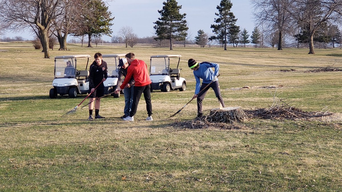 JeffSands2's tweet photo. First group of Mepo golfers getting some Community service done @heritage_oaks_ today.   Good work!   #mepoclassroom #deadtrees https://t.co/XWEFAQQdWq
