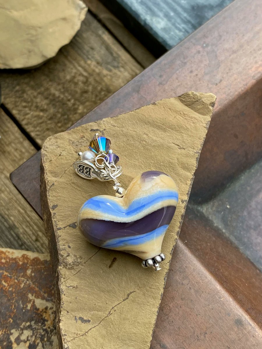 StudioBBdesigns's tweet photo. Life is better with handmade jewelry 💜💙💛

Shop Now: https://t.co/FbEB8T0gQk 

#StudioBBDesigns #GlassHeart #GlassArt #Jewelry #Lampwork #LampworkArtists #JewelryArtists #GlassJewelry https://t.co/exMdXdZrqs