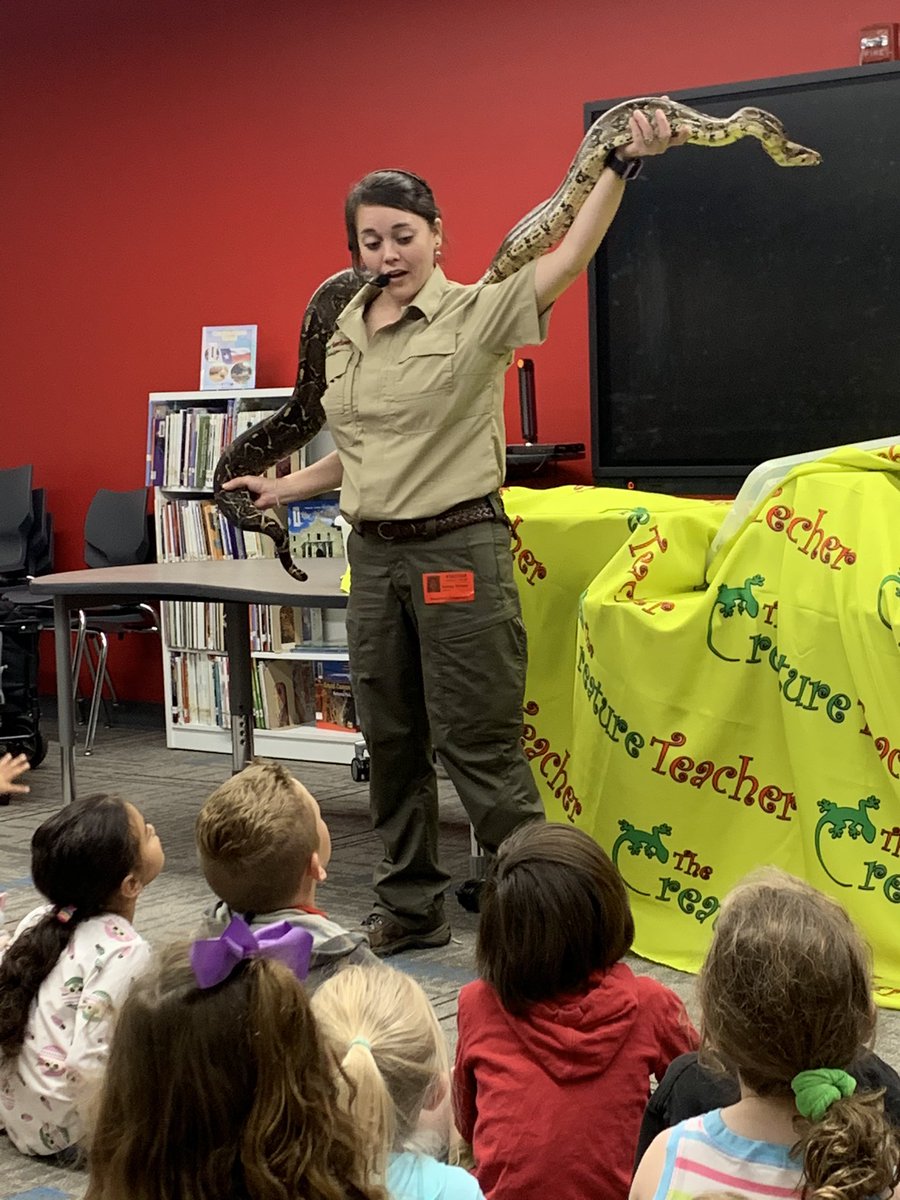 BESbooklady's tweet photo. What a fun day! Our wonderful PTA had some experts from @Creatureteach bring an assortment of animals to share with our @BESTexans. #BESlib #AnimalFun https://t.co/2MPIpKmXlC
